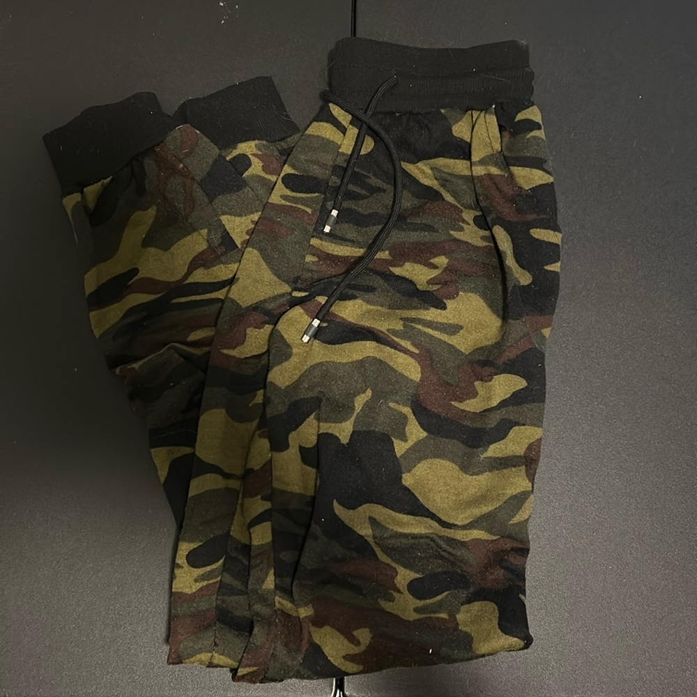 Shein or Forever21 camo sweatpants size small